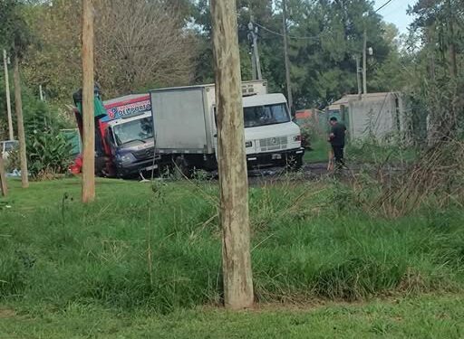 MERLO: CAMION DE AGUA SE QUEDA ATASCADO POR CALLE ROTA .