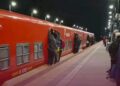 PASAJEROS DEL TREN BELGRANO NORTE HARTOS POR REDUCCIÓN DE FRECUENCIAS, BOLETOS MÁS CAROS Y HASTA VIAJAN COLGADOS.