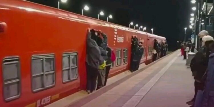 PASAJEROS DEL TREN BELGRANO NORTE HARTOS POR REDUCCIÓN DE FRECUENCIAS, BOLETOS MÁS CAROS Y HASTA VIAJAN COLGADOS.