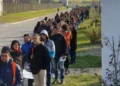 MORENO AYER FERIADO LARGAS FILAS EN BUSCA DE TRABAJO .