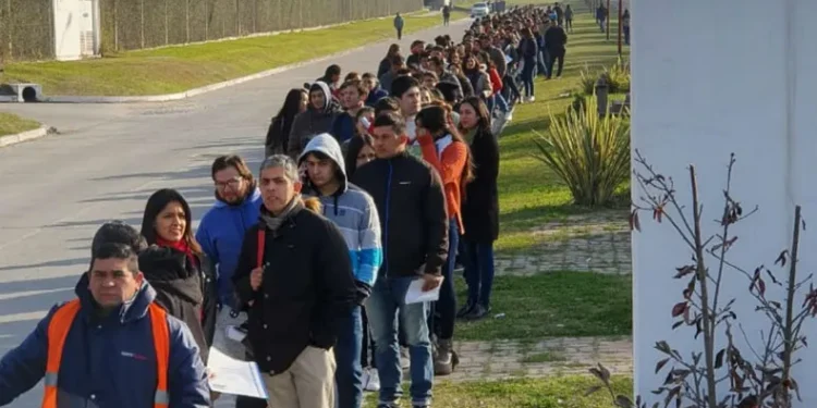 MORENO AYER FERIADO LARGAS FILAS EN BUSCA DE TRABAJO .