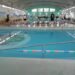 HURLINGHAM : EL POLIDEPORTIVO DA CLASE DE NATACION A ALUMNOS DE 4 GRADO .