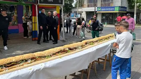 CAOS EN AVELLANEDA: SAQUEARON UN SÁNDWICH GIGANTE DE MATAMBRE A LA PIZZA.