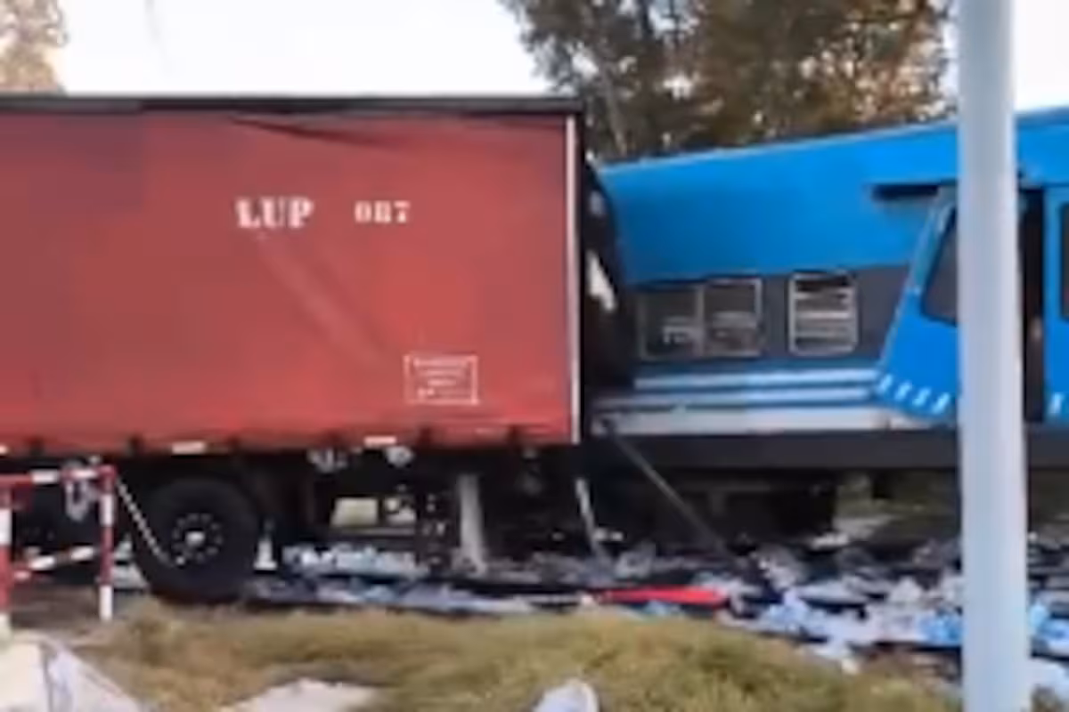 PILAR: EL TREN SAN MARTÍN CHOCÓ CONTRA UN CAMIÓN.