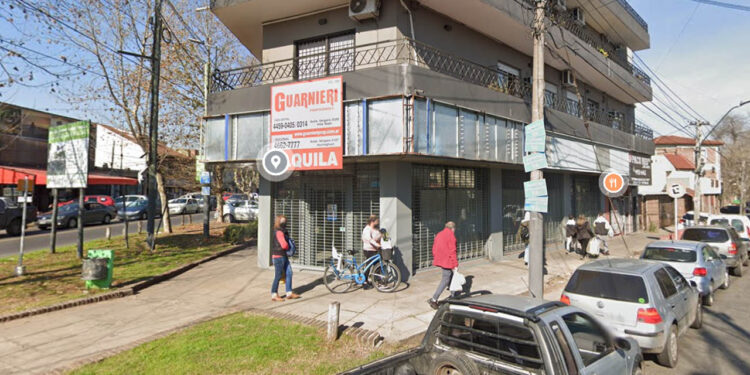 HURLINGHAM : ABUELOS RECLAMARON NO AL CIERRE DEL HOSPITAL DE PAMI .