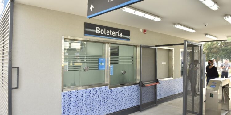 TREN SAN MARTIN USUARIOS SE QUEJAN DE BOLETERIAS CERRADAS .