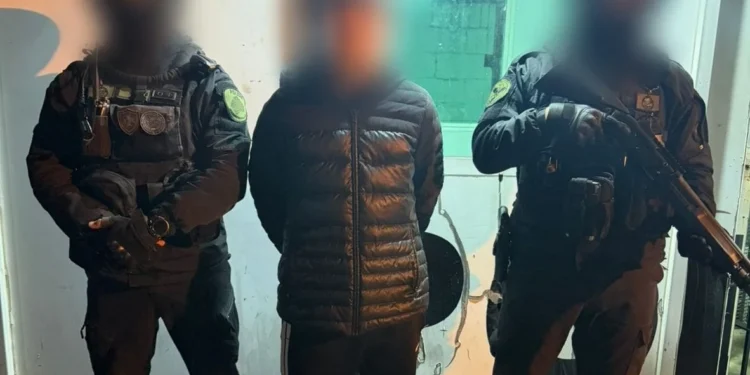 La Policía de la Ciudad detuvo en la villa 1-11-14 a un prófugo con pedidos de captura.