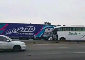 CAMPANA: UN COLECTIVO SE INCRUSTÓ EN UN CAMIÓN DE MILAGRO NO HAY HERIDOS DE GRAVEDAD .
