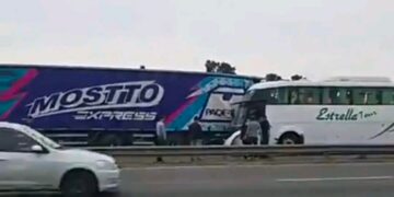 CAMPANA: UN COLECTIVO SE INCRUSTÓ EN UN CAMIÓN DE MILAGRO NO HAY HERIDOS DE GRAVEDAD .