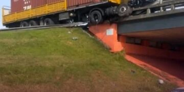 GRAVE ACCIDENTE EN PANAMERICANA: UN CAMIÓN PERDIÓ EL CONTROL, ROMPIÓ PARTE DE UN PUENTE Y DEJÓ HERIDOS
