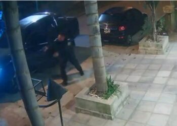 LA TABLADA :  LE QUISIERON ROBAR JUNTO A SU FAMILIA PERO ERA SUBCOMISARIO Y TERMINÓ ABATIENDO A LOS DOS DELINCUENTES.