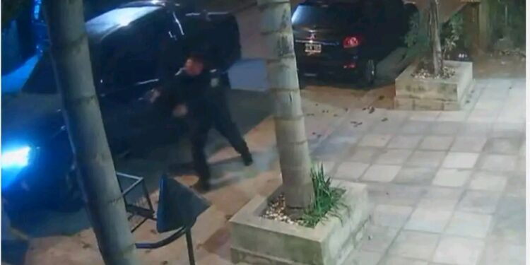 LA TABLADA :  LE QUISIERON ROBAR JUNTO A SU FAMILIA PERO ERA SUBCOMISARIO Y TERMINÓ ABATIENDO A LOS DOS DELINCUENTES.
