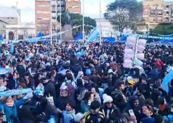 MORON: EN LA PLAZA DEL MUNICIPIO PUSIERON PANTALLA PARA QUE LOS VECINOS PUEDAN VER EL PARTIDO.