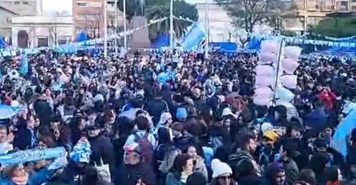 MORON: EN LA PLAZA DEL MUNICIPIO PUSIERON PANTALLA PARA QUE LOS VECINOS PUEDAN VER EL PARTIDO.