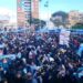 MORON: EN LA PLAZA DEL MUNICIPIO PUSIERON PANTALLA PARA QUE LOS VECINOS PUEDAN VER EL PARTIDO.
