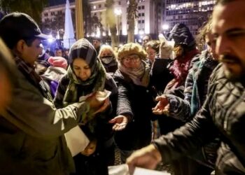 Las filas del hambre que se forman todos los días de la semana en la Plaza de Mayo muestran una de las postales más dolorosas de la Argentina actual. Miles de personas, entre ellas familias enteras, jubilados y niños, esperan durante horas por un plato de comida caliente porque en sus hogares ya no hay nada para poner sobre la mesa. Chicos comiendo en la vereda y en mesas improvisadas reflejan una crisis social que ya golpea a los sectores más vulnerables.