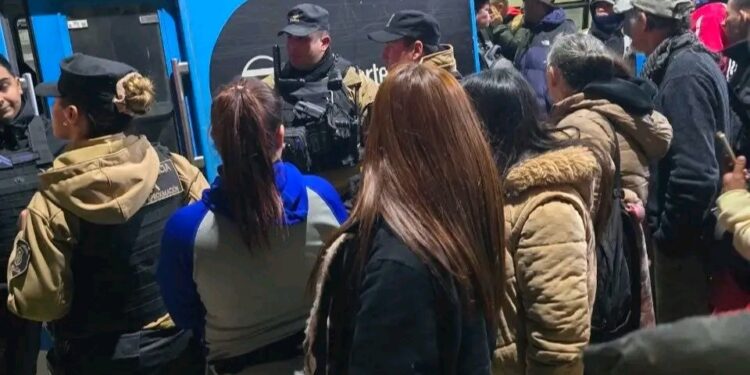 OTRA VEZ AGREDIERON A UN GAURDA DEL TREN SARMIENTO .