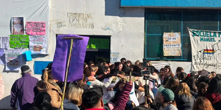 Conmoción en Moreno: una docente fue agredida por la madre de una alumna y convocan a un paro distrital.