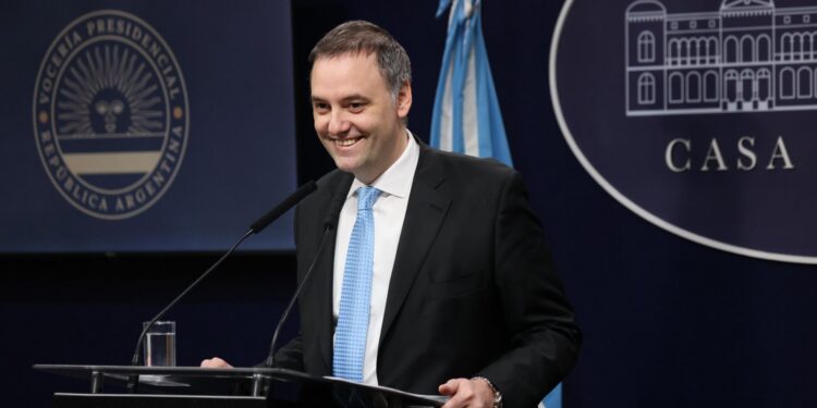 MANUEL ADORNI PRESENTO SU RENUNCIA .