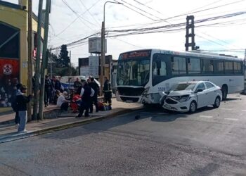 PILAR COLECTIVO CHOCO  A UN AUTOMOVIL.