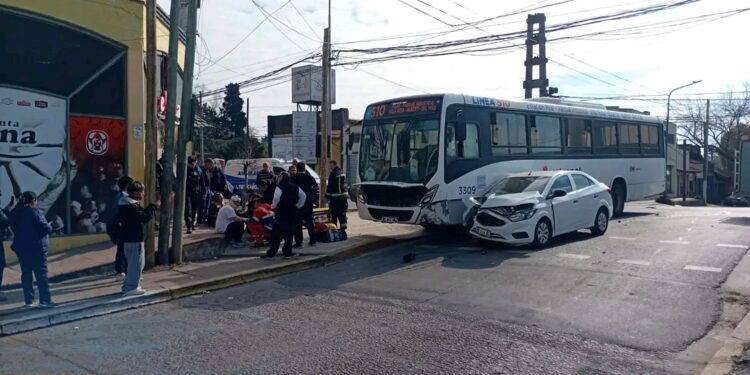 PILAR COLECTIVO CHOCO  A UN AUTOMOVIL.