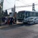 PILAR COLECTIVO CHOCO  A UN AUTOMOVIL.