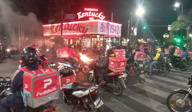 DELIVERYS CORTAN AVENIDAS EN ITUZAINGÓ: «NO GANAMOS 10 MIL PESOS AL DÍA Y NOS ROBAN .