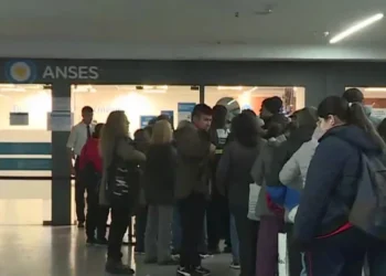 LARGAS FILAS EN LOS CENTROS DE SUBE PARA REGRISTRAR LA SUBE CUD .