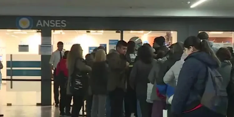LARGAS FILAS EN LOS CENTROS DE SUBE PARA REGRISTRAR LA SUBE CUD .