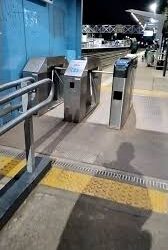 LINEA SAN MARTIN PASAJEROS SE QUEJAN QUE NO FUNCIONAN LOS MOLINETES Y CUANDO SUBEN AL TREN LE COBRAN MULTAS.