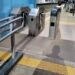 LINEA SAN MARTIN PASAJEROS SE QUEJAN QUE NO FUNCIONAN LOS MOLINETES Y CUANDO SUBEN AL TREN LE COBRAN MULTAS.