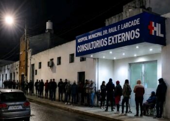 Largas filas en el Hospital Larcade de San Miguel para obtener turnos médicos