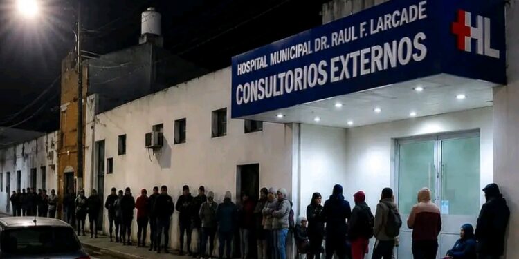 Largas filas en el Hospital Larcade de San Miguel para obtener turnos médicos