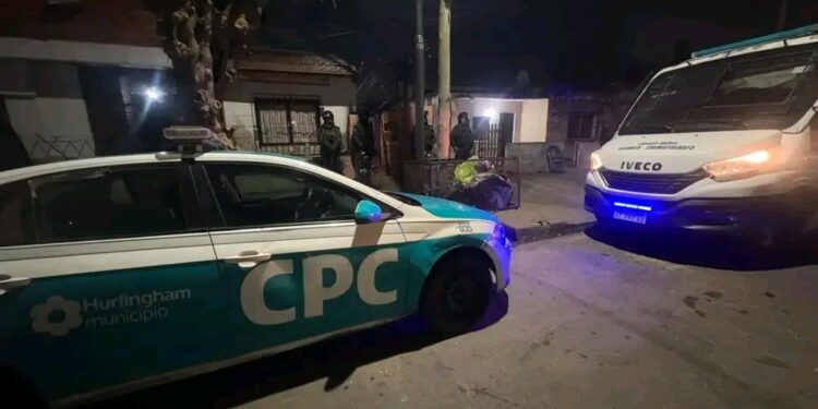 Desarticulan un presunto punto de venta de drogas en Hurlingham: dos detenidos.