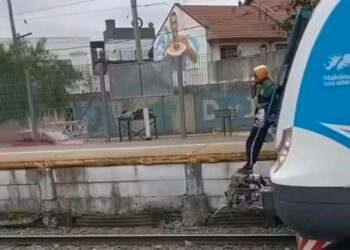 Imprudencia en el Tren Roca: un hombre fue captado viajando colgado del exterior de una formación