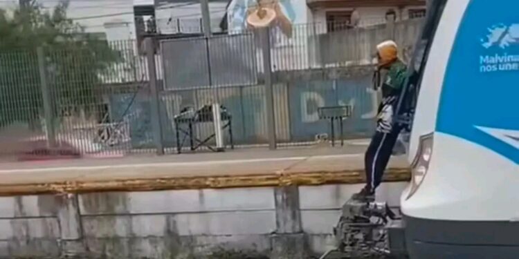 Imprudencia en el Tren Roca: un hombre fue captado viajando colgado del exterior de una formación