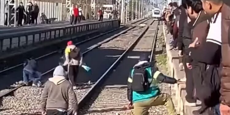 Violentos incidentes en la estación Ardigó: dos policías resultaron heridos.