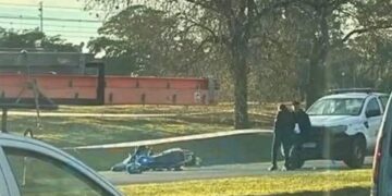 Tiroteo en Camino Centenario: un presunto delincuente murió tras un intento de robo.