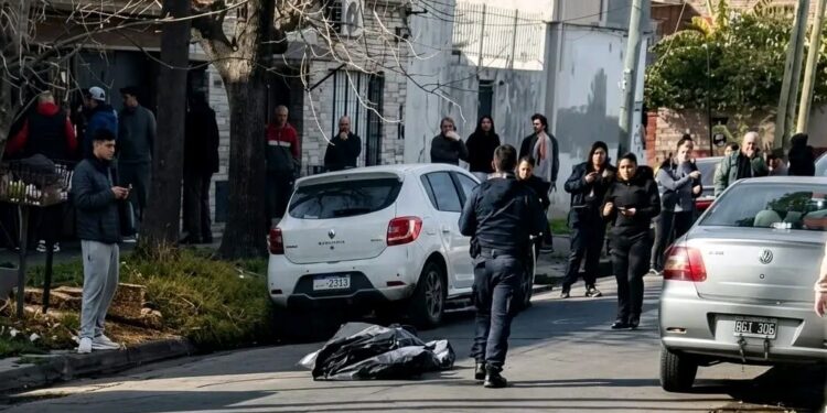 Avellaneda: un policía retirado se enfrentó a motochorros y uno de los sospechosos murió.
