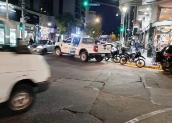 Investigan la muerte de un hombre en el baño de un restaurante de Santos Lugares.