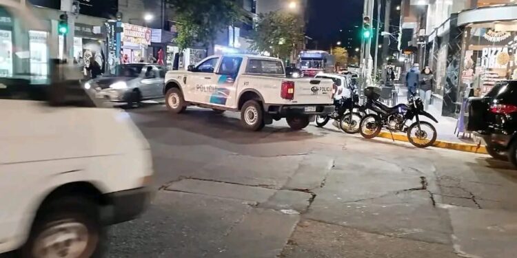 Investigan la muerte de un hombre en el baño de un restaurante de Santos Lugares.