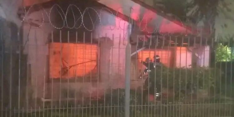 Una mujer murió y tres personas resultaron heridas tras un voraz incendio en una vivienda de Lomas de Zamora.