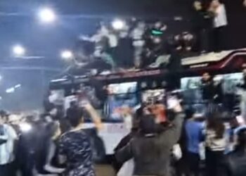 La Matanza: un joven cayó del techo de un colectivo de la Linea 180 durante los festejos por la Selección Argentina y sufrió múltiples fracturas.