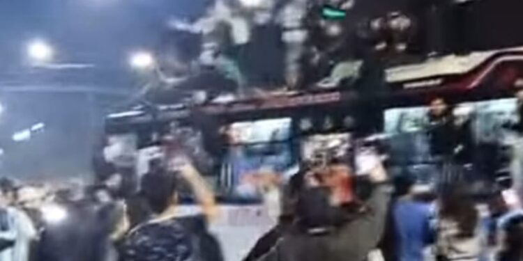 La Matanza: un joven cayó del techo de un colectivo de la Linea 180 durante los festejos por la Selección Argentina y sufrió múltiples fracturas.