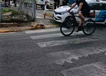 Tragedia en Ramos Mejía: una joven cruzó con las barreras bajas y murió tras ser embestida por un tren del Sarmiento.