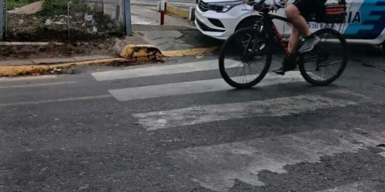 Tragedia en Ramos Mejía: una joven cruzó con las barreras bajas y murió tras ser embestida por un tren del Sarmiento.