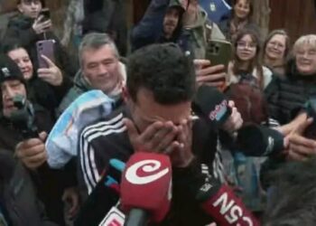 El director técnico de la Selección Argentina, Lionel Scaloni, regresó este martes a su ciudad natal, Pujato, donde fue recibido con una cálida bienvenida por vecinos, familias y fanáticos luego de la final de la Copa del Mundo.