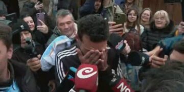 El director técnico de la Selección Argentina, Lionel Scaloni, regresó este martes a su ciudad natal, Pujato, donde fue recibido con una cálida bienvenida por vecinos, familias y fanáticos luego de la final de la Copa del Mundo.