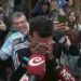 El director técnico de la Selección Argentina, Lionel Scaloni, regresó este martes a su ciudad natal, Pujato, donde fue recibido con una cálida bienvenida por vecinos, familias y fanáticos luego de la final de la Copa del Mundo.