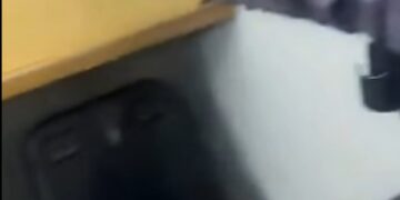 Tigre celebró con una bandera por Malvinas, pero el festejo terminó con un violento ataque al micro del plantel e hinchas .